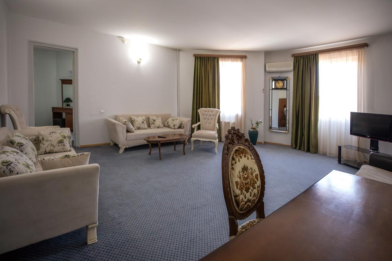 Leader Hotel Gori Exterior photo