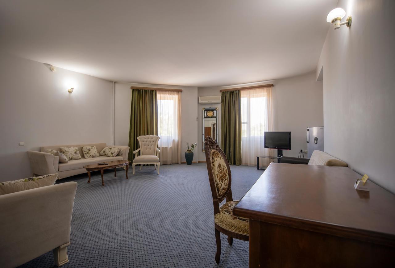 Leader Hotel Gori Exterior photo