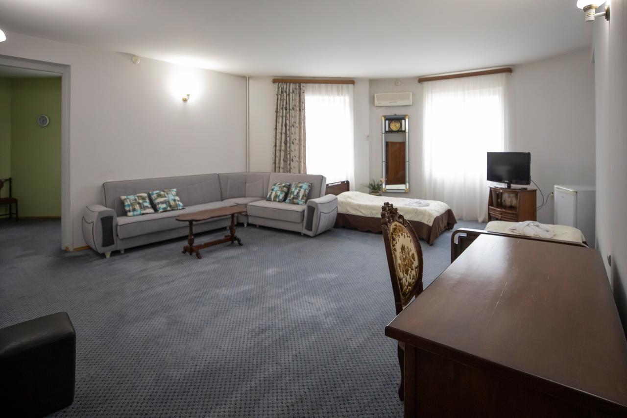 Leader Hotel Gori Exterior photo